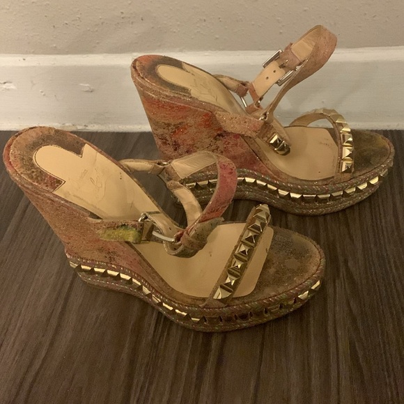 Authentic Louboutin Cork Bloom Print Cataclou Studded Wedge Sandals in Light Gol - Picture 13 of 17